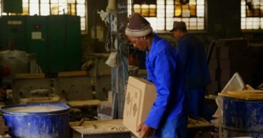 Döküm atölyesinde işçisi. Alt kalıp atölyesinde 4 k düzenlenmesi