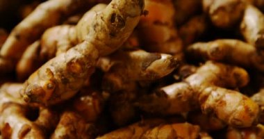 Süpermarkette sepet içinde zencefil Close-up. 4k süpermarkette taze zencefil