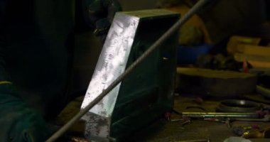 Döküm atölyesinde işçisi. Atölye 4 k metal çekiç işçi