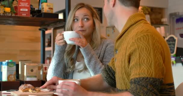 Пара Взаємодіє Один Одним Кафе Пара Має Каву Кафе — стокове відео