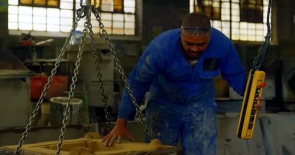 Travailleur Utilisant Une Grue Aérienne Dans Atelier Fonderie Grue Aérienne — Video