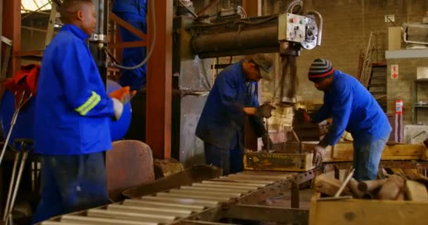 Werknemers Bodem Aanbrengend Metalen Schimmel Gieterij Atelier Bodem Vallen Door — Stockvideo