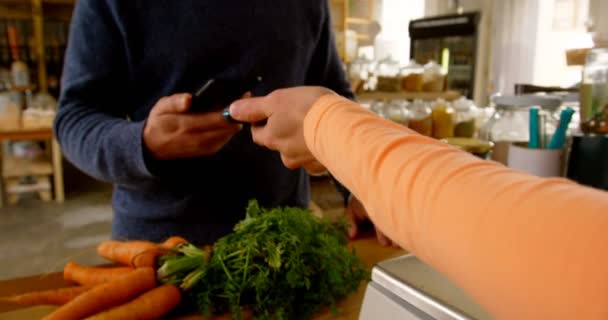 Középső Szakasz Vevői Kifizetéskor Számláló Szupermarketben Ember Vesz Zöldségek Számláló — Stock videók
