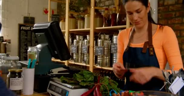 Süpermarkette Kasaya Ödeme Yapmadan Müşteri Müşterinin Süper Market Sebze Satın — Stok video