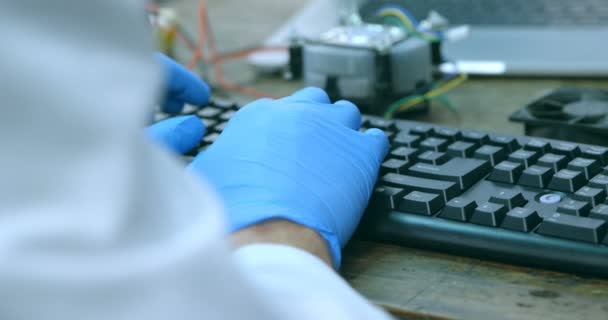 Primer Plano Del Ingeniero Robótico Utilizando Escritorio Escritorio Placa Circuito — Vídeo de stock