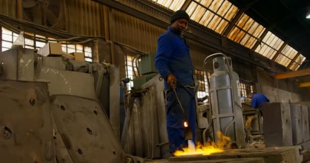 Hombre Moldes Calefacción Trabajador Taller Hombre Trabajador Sosteniendo Soplete Antorcha — Vídeos de Stock