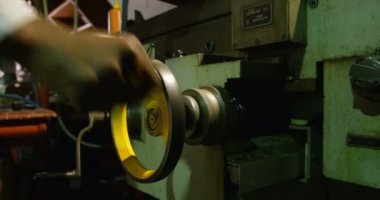Cam fabrikasında çalışan işçi Close-up. İşçi çalışma makine 4k