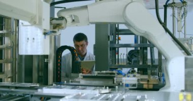 Robot mühendisi dijital tablet depoda kullanma. Dijital tablet 4 k tutan mühendisi