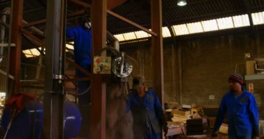 Toprak makine döküm atölyesinde aracılığıyla düşüyor. İşçi çalışma makine 4k