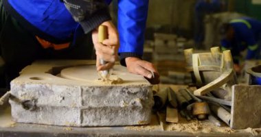 İşçi işçisi fabrikada 4 k bölümünü Orta tahta levha şekillendirme