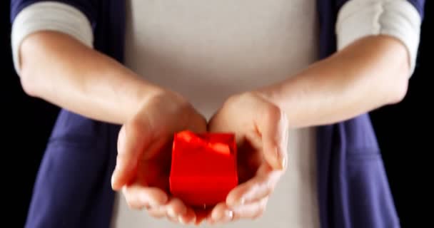 Close Mãos Segurando Pequena Caixa Presente Vermelho Seção Média Homem — Vídeo de Stock