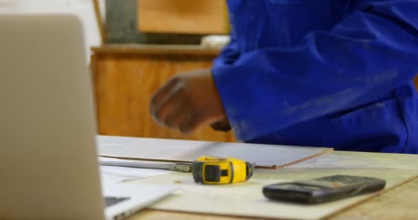 Werknemer Werkt Aan Tafel Het Atelier Werknemer Met Behulp Van — Stockvideo