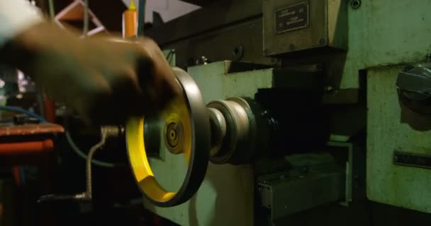 ガラス工場で働くワーカーのクローズ アップ 労働者の動作マシン — ストック動画