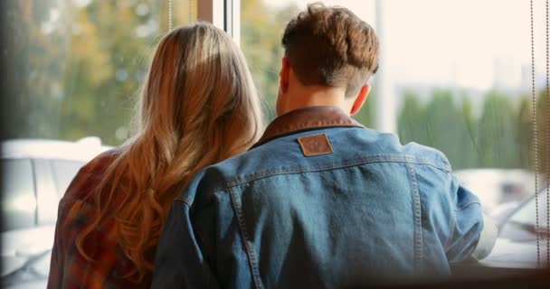Junges Paar Das Café Miteinander Interagiert Paar Steht Vor Fenster — Stockvideo
