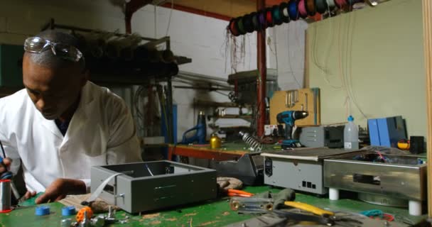 Erkek Işçi Havya Cam Fabrikasında Kullanarak Cam Fabrika Özenli Işçi — Stok video