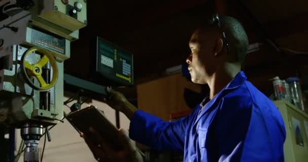 Trabajador Masculino Usando Tableta Digital Fábrica Vidrio Máquina Operadora Masculina — Vídeo de stock