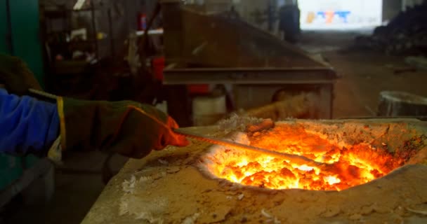 在铸造车间 工人在熔炉中熔化 在铸造车间工作的工人4K — 图库视频影像