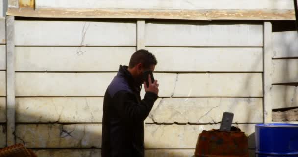 Работник Мужского Пола Разговаривает Мобильному Телефону Мастерской Рабочий Мужчина Прогулка — стоковое видео