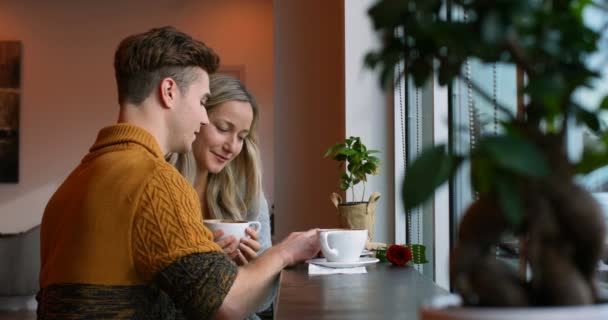 Jeune Couple Interagissant Les Uns Avec Les Autres Dans Café — Video