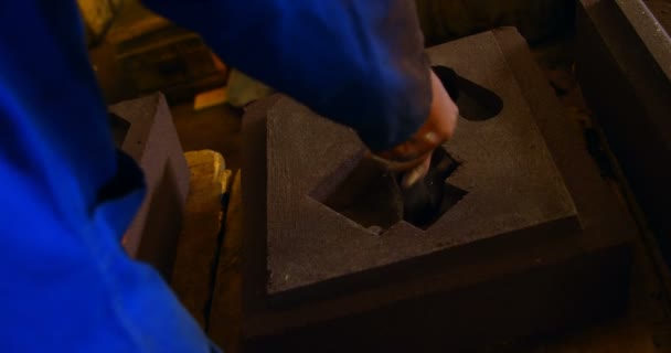 铸造车间工人成型金属铸造中段 工作人员使用 Rasp — 图库视频影像