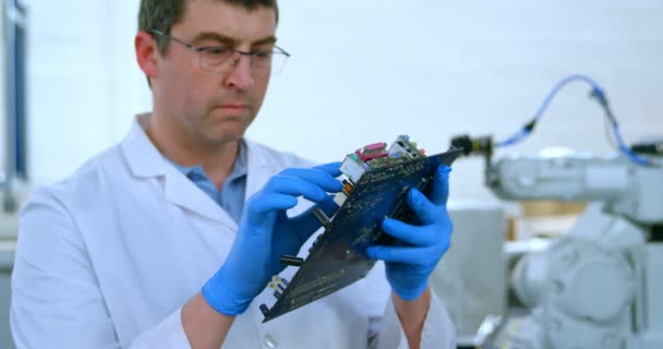 Μηχανικός Ρομποτικής Εξετάσει Κύκλωμα Του Σκάφους Ρομποτικό Μηχανικού Κρατώντας Κυκλώματος — Αρχείο Βίντεο