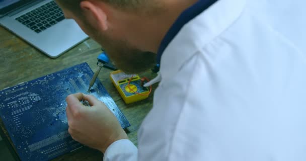 机器人工程师在办公桌上组装电路板 工程师焊接电路板4K — 图库视频影像