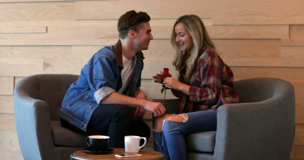 Pareja Romántica Joven Interactuando Entre Cafetería Sonriendo Feliz Pareja — Vídeo de stock