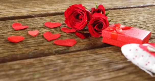 Piros rózsák, ajándék doboz és a szív formák a fa felületén. Valentin-nap koncepció 4k