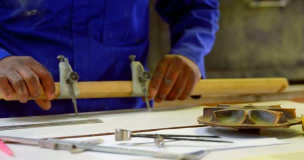 Partie Médiane Travailleur Travaillant Table Atelier Travailleur Utilisant Boussole Géométrique — Video