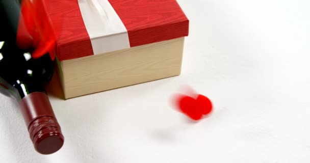 Anggur Kotak Hadiah Dan Jantung Merah Permukaan Putih Valentines Hari — Stok Video