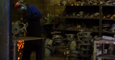 İstimal el değirmeni makine döküm atölyesinde işçi. 4 k döküm metal şekillendirme