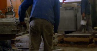 Döküm atölyesinde çalışan işçiler. Kalıp ve metal döküm atölyesinde 4k