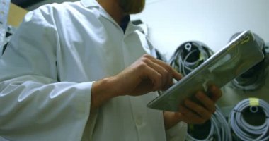 Robot mühendisi dijital tablet depoda kullanma. Mühendis holding sayısal Bölüm 4 k tablet