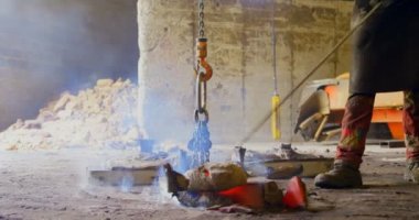 Metal döküm genel gider vinç asılı işçi. Sıcak ve ılık metal döküm 4 k
