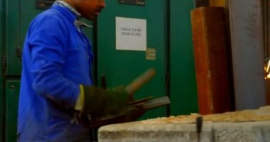 Döküm atölyesinde işçisi. Metal Döküm ocağı 4 k koyarak alt
