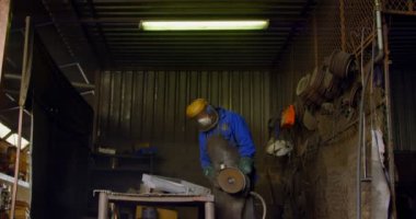 Erkek işçi değirmeni makinasıyla atölyede. Erkek işçi 4 k döküm metal şekillendirme