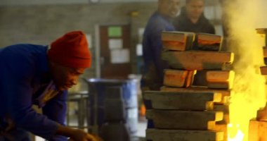 Döküm atölyesinde işçisi. Alt toprak kalıpları 4 k koyarak