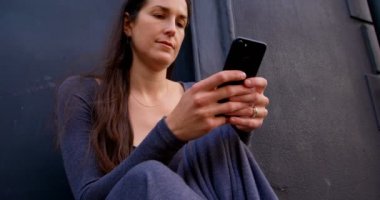 Cep telefonu kullanan güzel kadın. Gülümseyen mutlu kadın 4 k