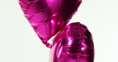 Mor balon havada yüzer. Balonlar dize 4 k bağlı kalp şeklinde