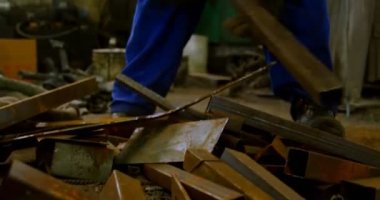 Metal parçalar döküm atölyesinde toplama işçisi. Atölye 4k metal parçalar