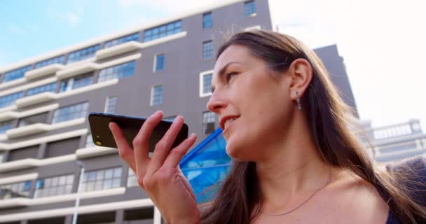 城市女性在手机上说话的角度较低 美丽的妇女在城市4K — 图库视频影像