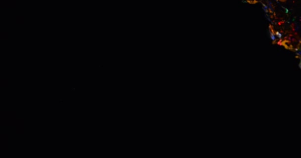 Крупним Планом Конфетті Падає Зверху Різнокольорові Конфетті Чорному Тлі Концепція — стокове відео