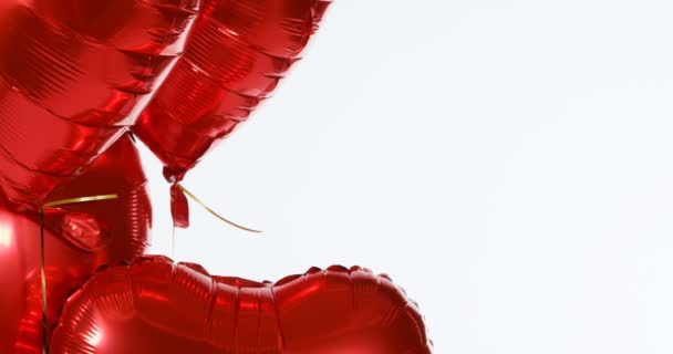 Röda Ballonger Flyter Luften Hjärtformade Ballonger Knutna Till Sträng — Stockvideo
