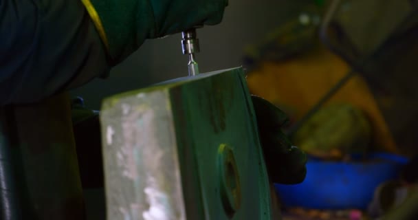 Trabalhador Usando Caneta Moedor Máquina Oficina Moldar Fundição Metal — Vídeo de Stock