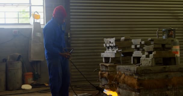 Funcionário Aquecimento Molde Metal Com Tocha Sopro Oficina Fundição Trabalhador — Vídeo de Stock