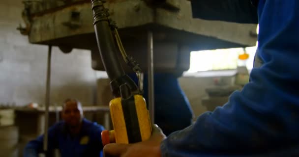 Travailleurs Utilisant Une Grue Aérienne Dans Atelier Fonderie Grue Aérienne — Video