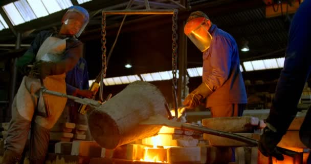 Grupo Trabalhadores Derramando Metal Fundido Molde Oficina Trabalhadores Que Trabalham — Vídeo de Stock