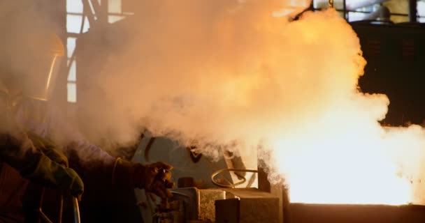 工人在铸造车间的容器中熔化熔融 在铸造车间4K 工作的工人 — 图库视频影像