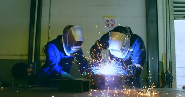 ロボット倉庫で働くロボット エンジニア 溶接を使用するエンジニア トーチ — ストック動画