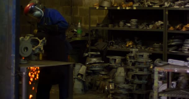 Trabajador Que Utiliza Máquina Amoladora Mano Taller Fundición Forma Fundición — Vídeos de Stock